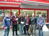 Rüdiger Veit mit den Wahlkampf-Teams aus SPD und Jusos vor dem Kaya-Markt in der Weststadt